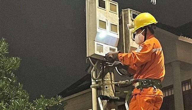Nhân viên Điện lực TP.Quảng Ngãi sửa chữa điện cho người dân trong đêm giao thừa tết Nhâm Dần 2022. 