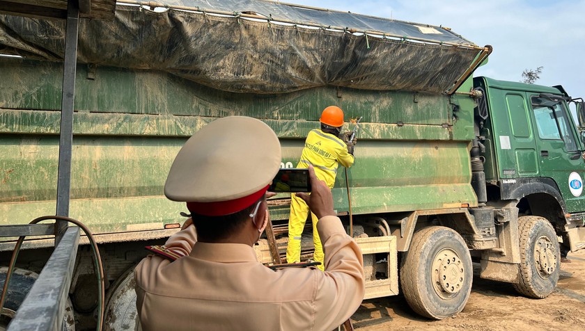 Các lực lượng chức năng liên ngành tiến hành hạ tải, cắt hạ thành thùng cơi nới