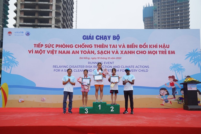 Ban tổ chức trao giải cho các học sinh đạt giải. 