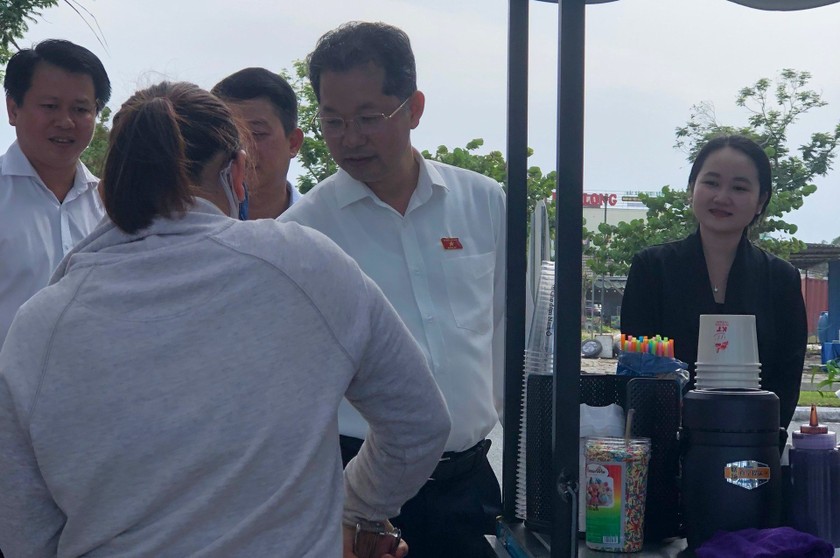 Bí thư Thành ủy Nguyễn Văn Quảng thăm hỏi hộ kinh doanh, buôn bán tại Phố ăn vặt Nam Ô.