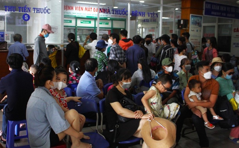 Những ngày qua có rất đông người đến khám, điều trị bệnh đau mắt đỏ tại Bệnh viện Mắt Đà Nẵng.