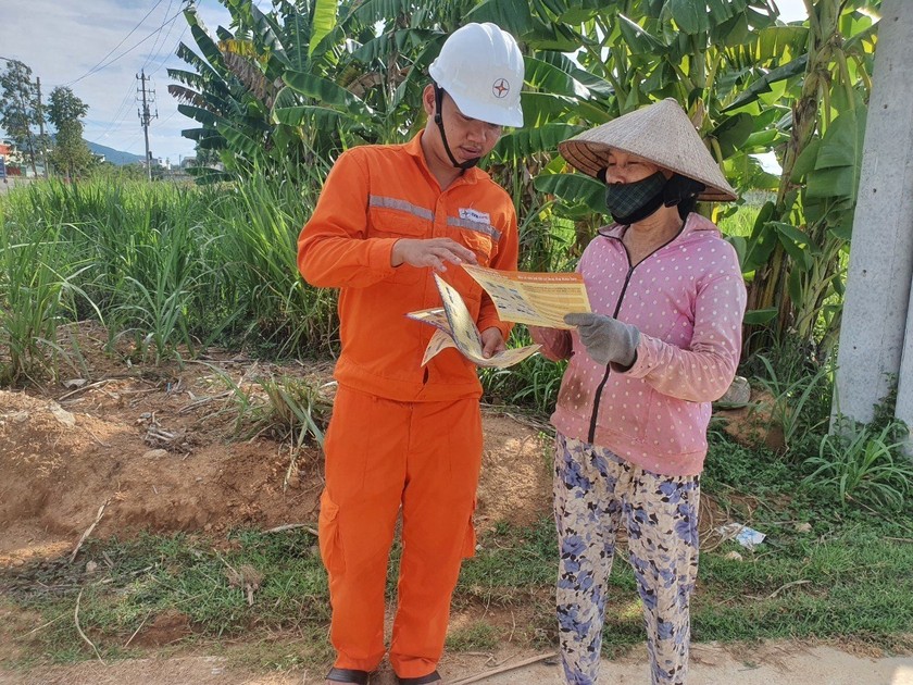 Nhân viên Điện lực Bồng Sơn tuyên truyền sử dụng điện tiết kiệm cho người dân.