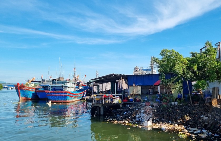 Tình trạng bờ, lòng sông, vùng nước tại cảng Sa Kỳ (huyện Bình Sơn, tỉnh Quảng Ngãi) bị người dân lấn chiếm để buôn bán đã diễn ra nhiều năm.