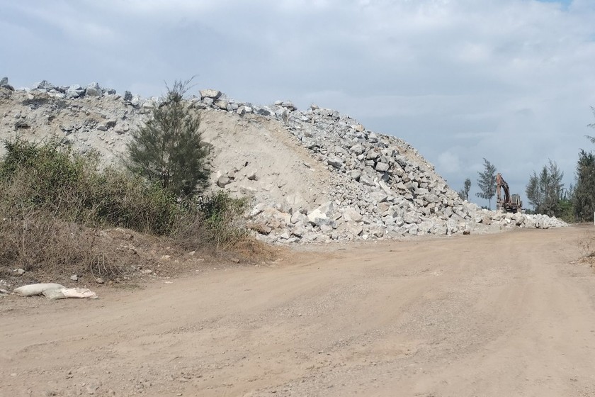 Khối lượng đá do Công ty TNHH Lý Tuấn ở Quảng Ngãi tập kết tại cảng Kỳ Hà (Quảng Nam).
