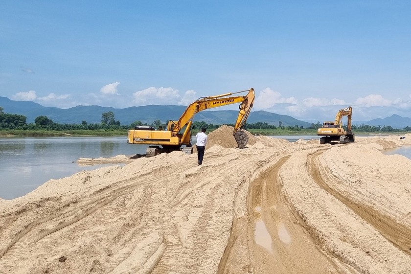 Hiện giá cát tại Quảng Nam liên tục bị đẩy cao, vượt giá công bố.