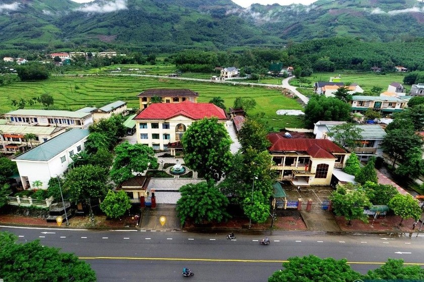 Huyện Trà Bồng đang đầu tư đường vào khu vực người dân có hộ khẩu Quảng Nam đang sinh sống. 