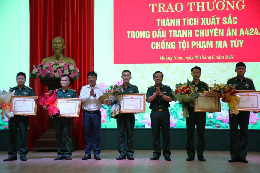 Bộ Tư lệnh Bộ đội biên phòng tặng Bằng khen cho 3 tập thể có thành tích xuất sắc trong vụ triệt phá vận chuyển 198 kg ma tuý.