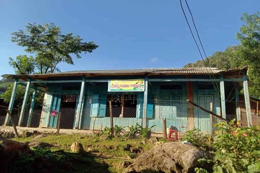 Điểm trường thôn 3 (Quảng Nam) xuống cấp và được tài trợ xây mới nhưng lại bị UBND xã Đắk Nên (tỉnh Kon Tum) lập biên bản buộc tạm dừng thi công.
