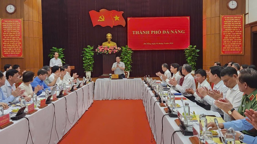 Thủ tướng cũng yêu cầu Đà Nẵng tập trung xây dựng, triển khai các kế hoạch thực hiện các Nghị quyết của Đảng, Quốc hội, Chính phủ, các Quyết định của Thủ tướng Chính phủ...