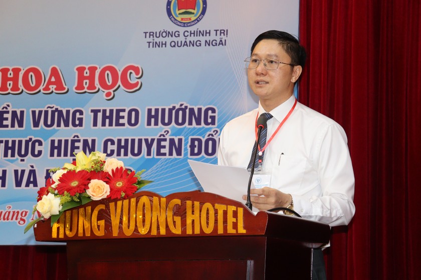 Tiến sĩ Nguyễn Viết Vy, Hiệu trưởng Trường Chính trị tỉnh Quảng Ngãi phát biểu tại hội thảo.