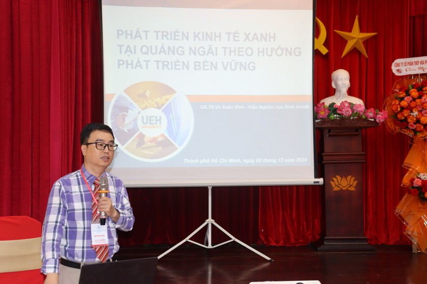 Giáo sư, Tiến sĩ Võ Xuân Vinh, Viện trưởng Viện Nghiên cứu kinh doanh trình bày tham luận tại hội thảo.