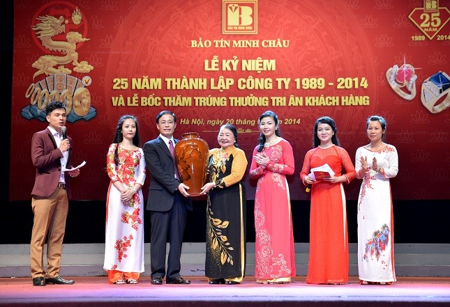 Đại gia đình Bảo Tín tặng bình gốm sứ "Sen đêm" chúc mừng Công ty Bảo Tín Minh Châu