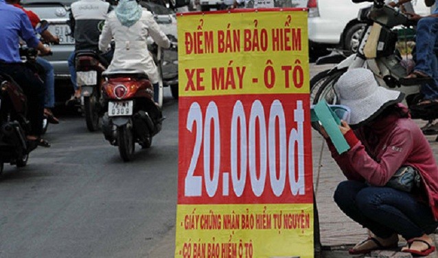 Một điểm bán bảo hiểm xe máy trên lề đường Khánh Hội, quận 4, TP HCM