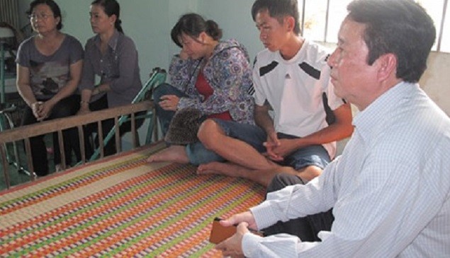 Ông Nguyễn Ngọc Ẩn, Giám đốc Trung tâm Y tế dự phòng tỉnh Đồng Tháp (bìa phải) đến chia buồn với gia đình cháu Trâm