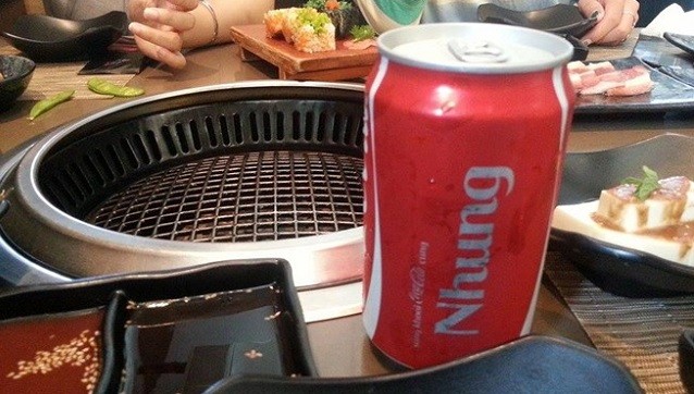Những lon Coca-Cola in tên sẵn xuất hiện trên mọi bàn ăn thời gian gần đây