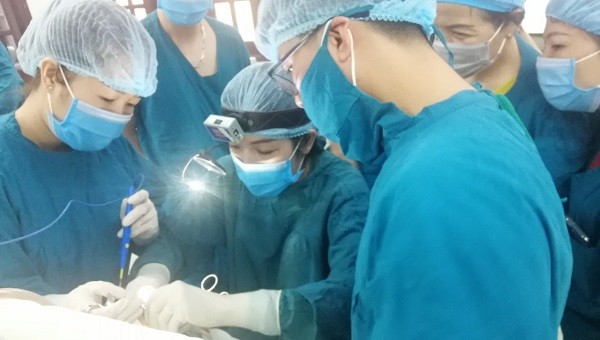 Các bác sỹ ở Bệnh viện đa khoa Minh Hóa thực hiện thành công ca mổ nội soi Amidal và nạo VA bằng phương pháp gây mê nội khí quản.
