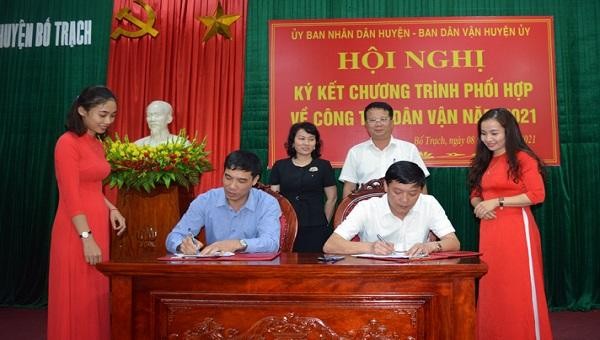 Lãnh đạo UBND huyện và Ban Dân vận Huyện ủy Bố Trạch ký kết thực hiện chương trình phối hợp năm 2021.