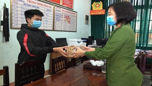 Trung tá Trần Thị Thu Thuỷ, tiếp nhận pháo nổ do người dân giao nộp