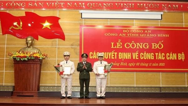 Đại tá Nguyễn Tiến Nam, Giám đốc Công an tỉnh trao các quyết định về công tác Đảng cho Đại tá Nguyễn Tiến Hoàng Anh, Phó Giám đốc Công an tỉnh và Đại tá Đoàn Thanh Tuyên, Chánh thanh tra, Công an tỉnh.