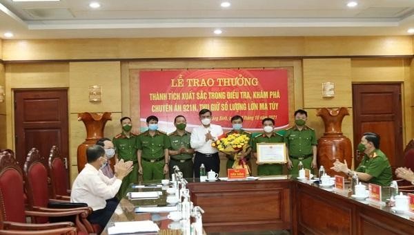 Ông Trần Thắng - Chủ tịch UBND tỉnh Quảng Bình tặng hoa chúc mừng thành tích xuất sắc của lực lượng Công an trong điều tra, phá chuyên án ma túy lớn