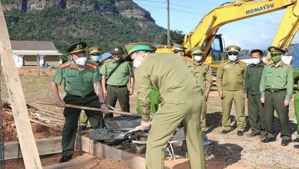 Đại tá Lê Văn Hóa, Phó giám đốc Công an tỉnh Quảng Bình và Thượng tá Khăm-Xỉn-Nôn-Tha-Son, Phó Giám đốc An ninh tỉnh Khăm Muộn làm thủ tục Lễ khởi công