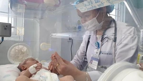 “Bé Rơi” đã được các y bác sĩ bệnh viện cứu sống và chăm sóc như con sau 1 tháng 21 ngày.