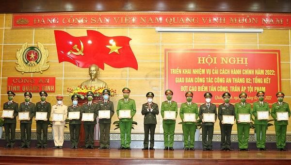 Đại tá Nguyễn Tiến Nam, Giám đốc Công an tỉnh trao tặng giấy khen cho các tập thể, cá nhân có thành tích xuất sắc trong đợt cao điểm tấn công trấn áp các loại tội phạm bảo vệ Tết Nguyên đán Nhâm dần 2022.