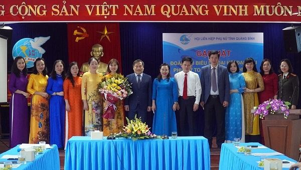 Bí thư Tỉnh ủy Quảng Bình, Vũ Đại Thắng và các lãnh đạo tỉnh chụp ảnh lưu niệm cùng Đoàn đại biểu Phụ nữ tỉnh dự Đại hội XIII.