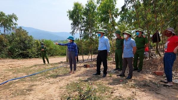 Bà Nguyễn Thị Ngọc Thủy, Phó Chủ tịch UBND huyện Quảng Trạch cùng Đoàn đi chỉ đạo trực tiếp sau phản ánh của Báo Pháp Luật Việt Nam.