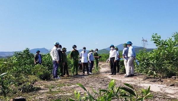 Lực lượng Công an TP. Đồng Hới tham gia đoàn khảo sát cùng với chính quyền xã và BQLDA (Bộ GTVT) tại các địa bàn có đường cao tốc Bắc-Nam đi qua.