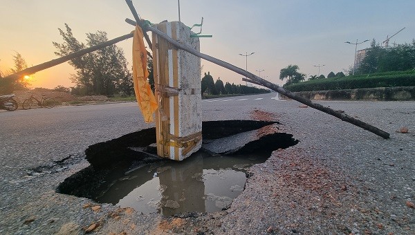 Hố sụt lún nằm trên đường Võ Nguyên Giáp, xã Bảo Ninh, TP Đồng Hới.