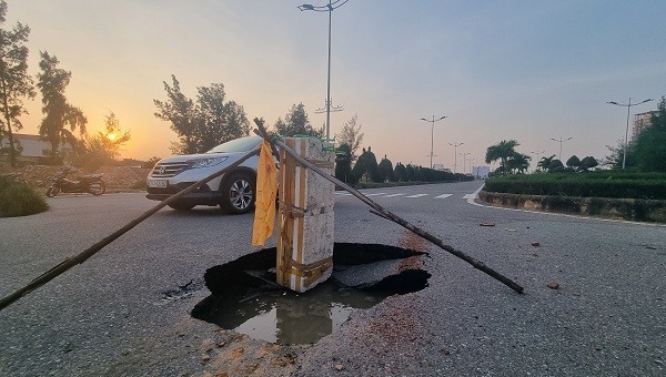 Gấp rút khắc phục sự cố 2 hố sụt lún trên đường Võ Nguyên Giáp, TP Đồng Hới.