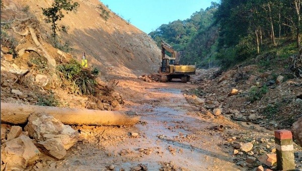 Quảng Bình thông tuyến Quốc lộ 9C sau 4 ngày ách tắc vì mưa lũ.