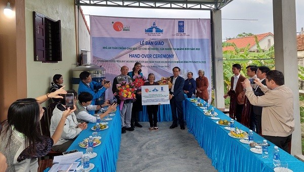 Ông Phan Mạnh Hùng, Phó Chủ tịch UBND tỉnh; bà Ramla Khalidi, Trưởng đại diện UNDP tại Việt Nam; ông Park Hyun Mo, Tổng Giám đốc Tổ chức chia sẻ thế giới (World Share) Hàn Quốc trao biển tượng trưng cho bà Trần Thị Hiền.