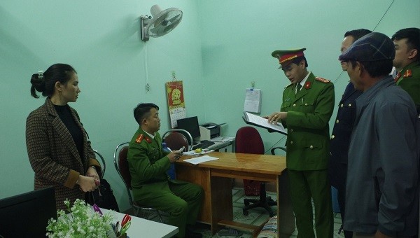 Cơ quan CSĐT Công an thị xã Ba Đồn khám xét nơi làm việc của Nguyễn Thị Kim Oanh.