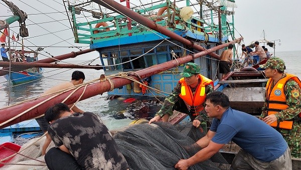 Bộ chỉ huy BĐBP Quảng Bình vừa phối hợp cứu thành công 6 thuyền viên bị chìm tàu cá trên biển.