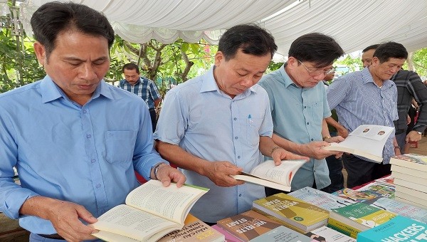 Lần đầu tiên “Hội sách khuyến học Ba Đồn” được tổ chức tại đình làng Phan Long, TX. Ba Đồn (Quảng Bình).