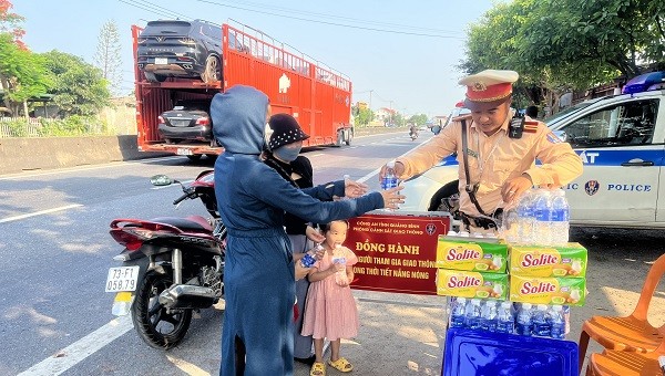 Cảnh sát giao thông Quảng Bình đồng hành cùng người tham gia giao thông.