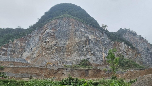 Mỏ đá nơi vừa xảy ra vụ tai nạn lao động khiến một người tử vong.