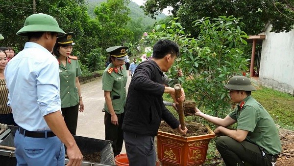 Chung vai chia sẻ trách nhiệm vì cộng đồng, góp phần xây dựng hình ảnh đẹp về người chiến sỹ Công an trong lòng Nhân dân.