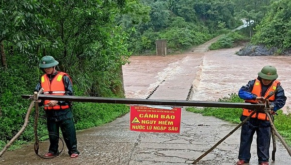 Bộ đội Biên phòng cắm biển báo nguy hiểm, chốt chặn, tuyên truyền, hướng dẫn, nhắc nhở người dân và phương tiện không đi qua vùng nguy hiểm.