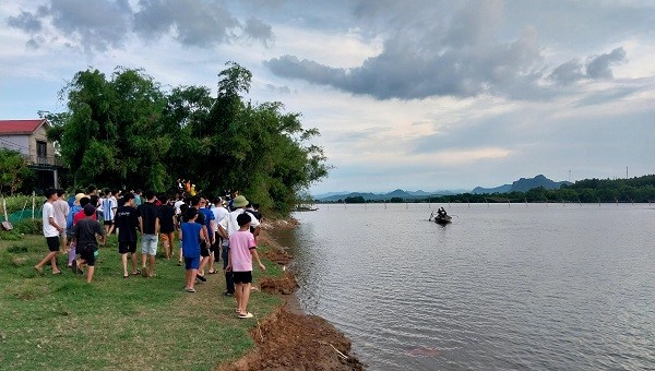 Đến khoảng 17h ngày 20/8, lực lượng chức năng đưa em L. lên bờ nhưng nạn nhân đã tử vong.