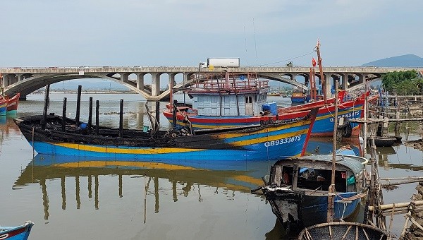 Tàu cá của ngư dân N.N.T, thôn Hải Đông bất ngờ bốc cháy trong đêm, ước thiệt hại hơn 500 triệu đồng.