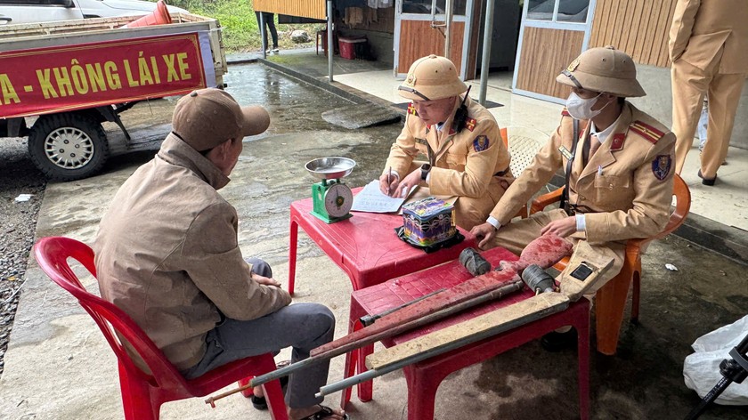 Tổ tuần tra làm thủ tục tiếp nhận súng tự chế và pháo từ người dân tự nguyện giao nộp.