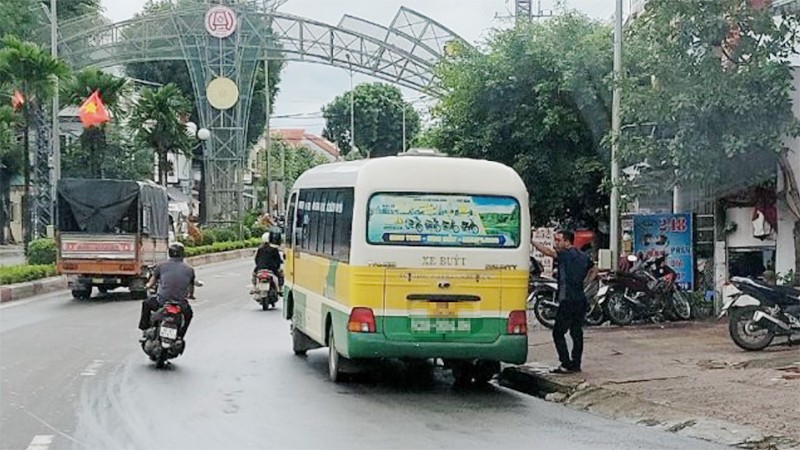 Một số trường hợp xe khách dừng đỗ, đón trả khách sai quy định gây cản trở giao thông. 