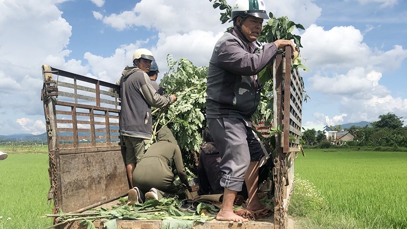 Người dân cùng lực lượng chức năng chở thi thể 2 nạn nhân xấu số về cho gia đình để tổ chức hậu sự.