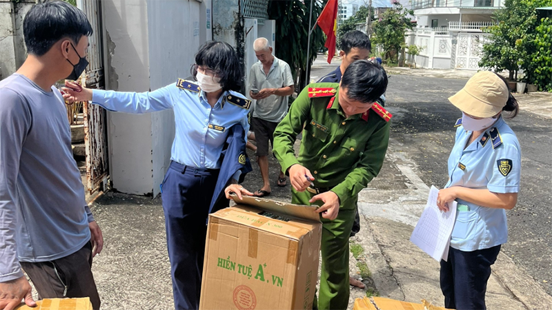 Lực lượng chức năng tỉnh Kon Tum vừa bắt giữ xe tải vận chuyển 28 tấn hàng không rõ nguồn gốc. (Ảnh Công an tỉnh Kon Tum)