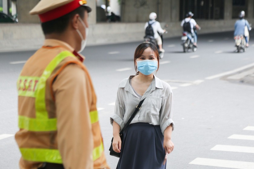Nữ sinh Hà Nội đang đi bộ hốt hoảng khi được CSGT thông báo lỗi vi phạm