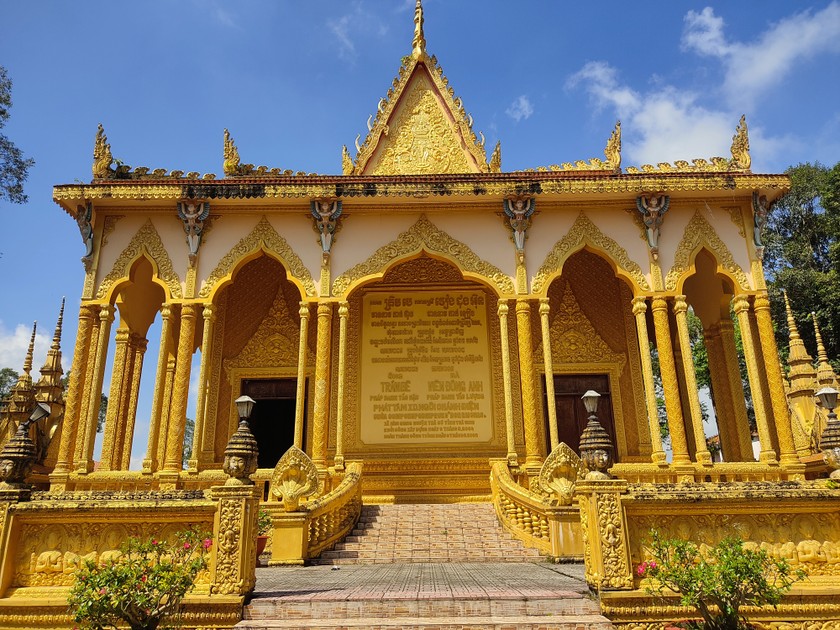 Chánh điện như một cung điện vàng nguy nga, rực rỡ.