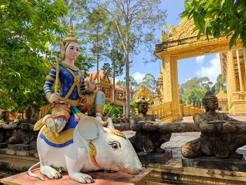 Xung quanh chánh điện là các tượng nằm trong 12 con giáp, tạo sự độc lạ so với những ngôi chùa khác.